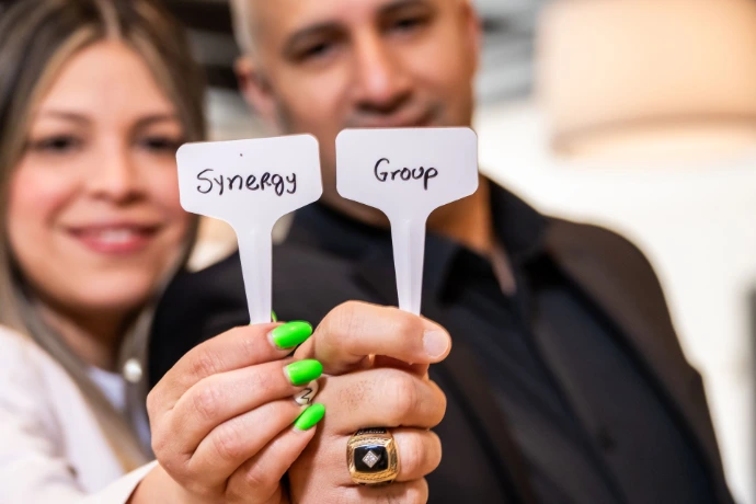 "Primer plano de manos sosteniendo tarjetas de identificación en convención empresarial.