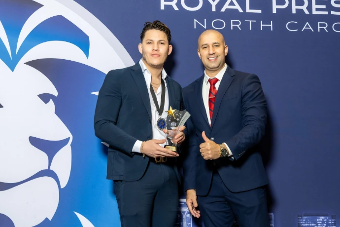 "Integrantes de la empresa recibiendo reconocimiento en evento corporativo."