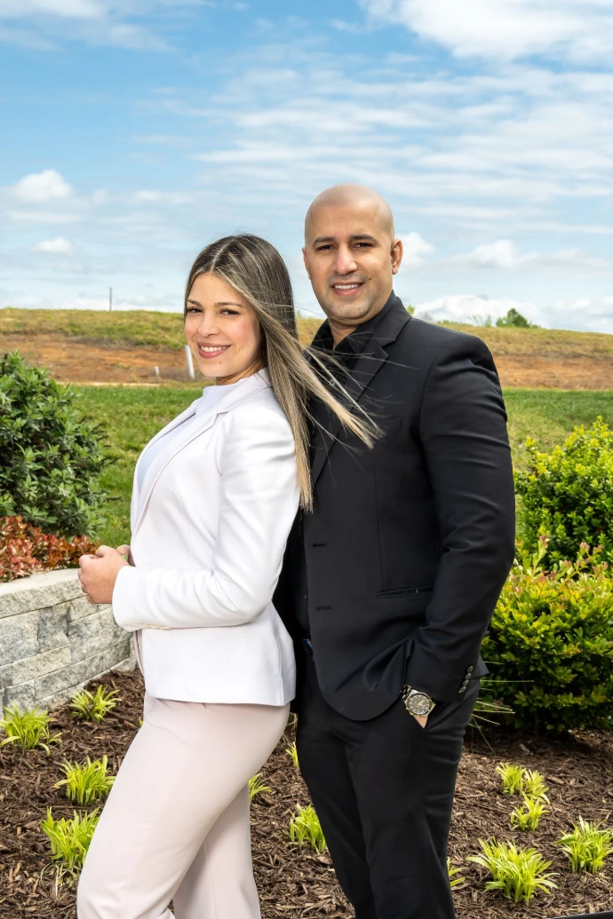 "Líder de marketing en traje profesional para perfil corporativo."