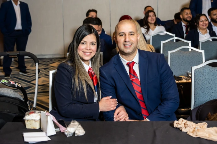 Representantes comerciales compartiendo durante cena de gala corporativa.