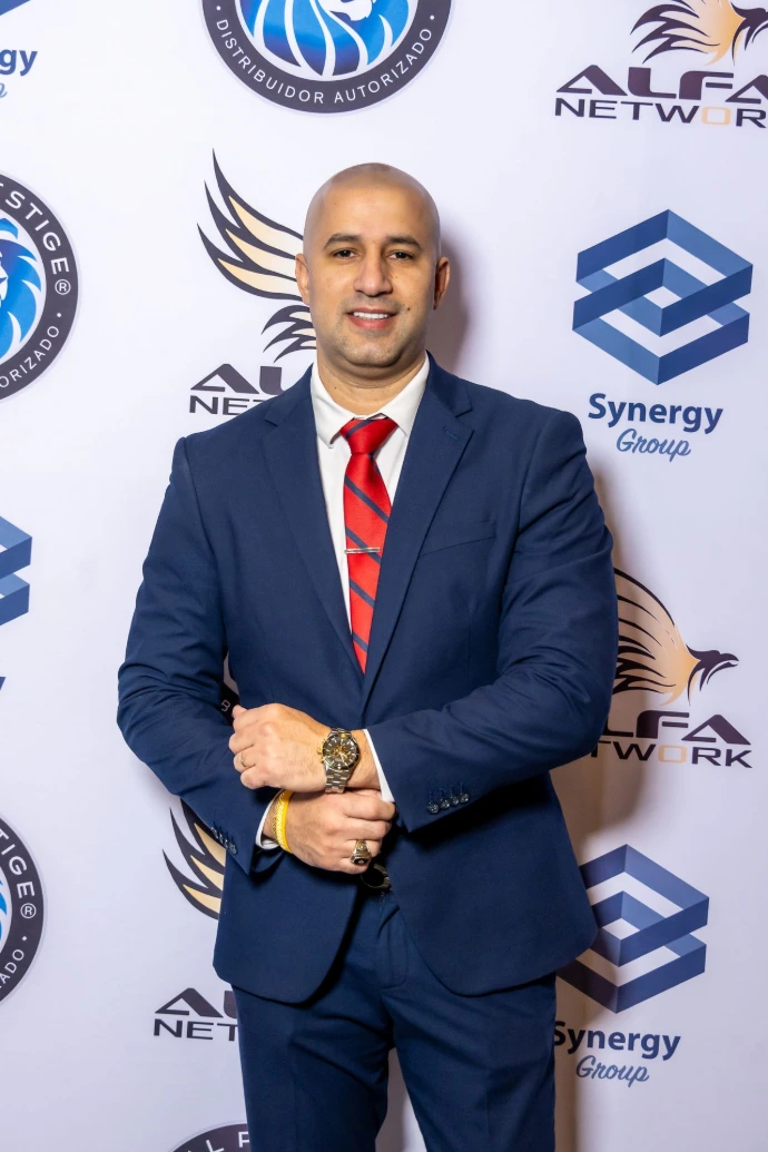 "Líder de marketing en traje profesional para perfil corporativo."