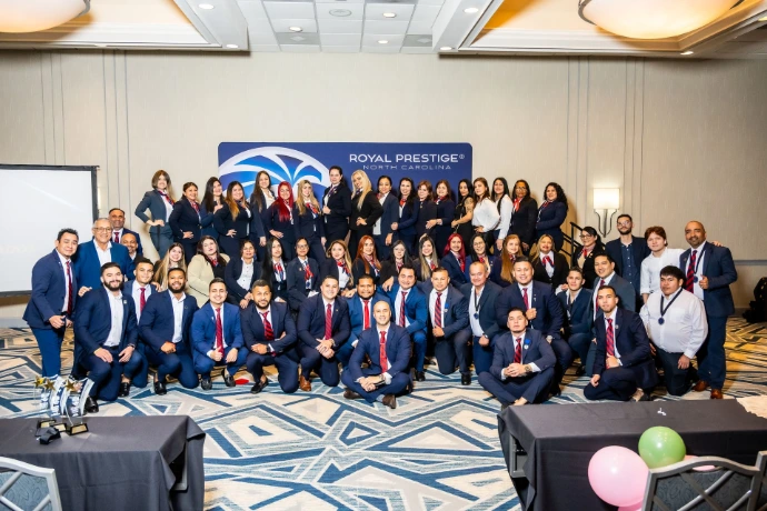 Fotografía grupal de todos los integrantes de la empresa en cierre de evento anual."