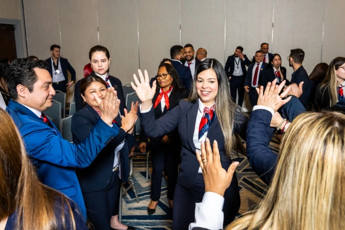 Equipo profesional celebrando éxito corporativo en evento de gala.
