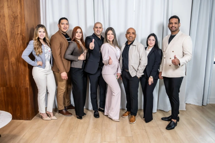 Grupo de consultores y profesionales de Synergy Group en formación lineal.